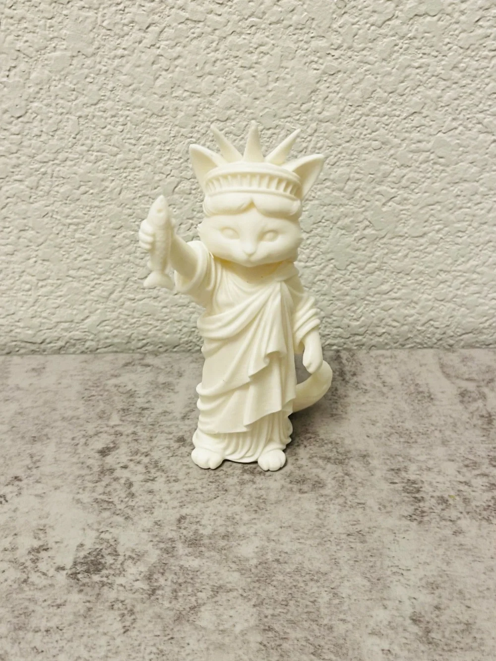 Statue of Liberty Cat Figurine Candle - White
